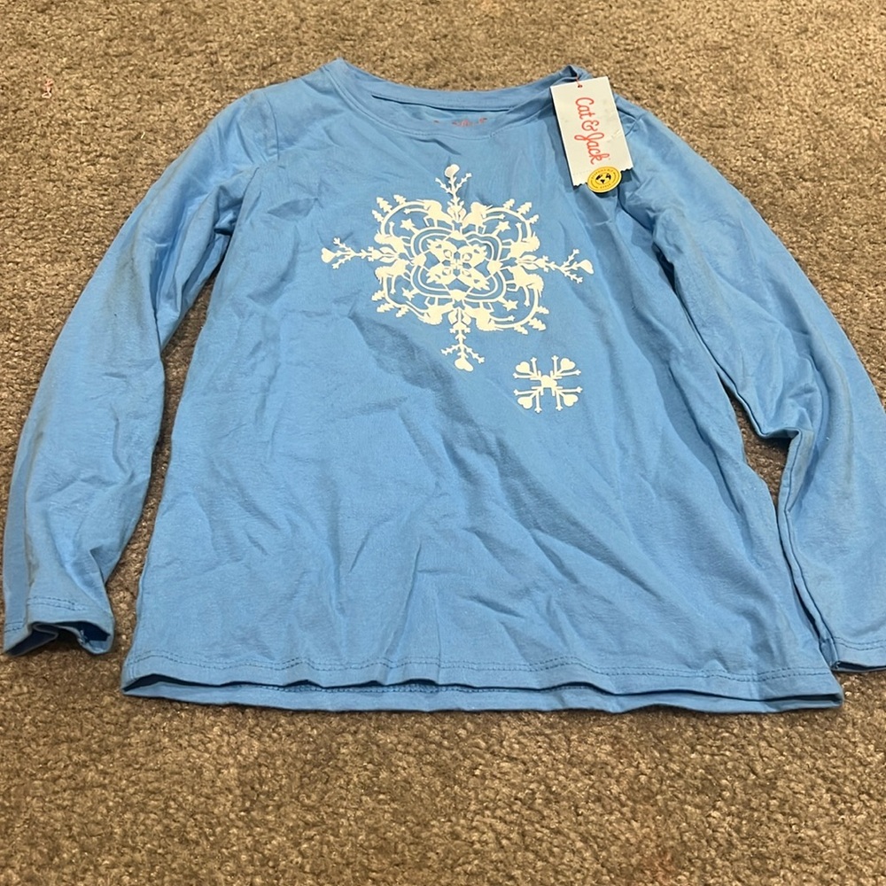 Bundle girl clothes size 6. Brands: Oshkosh, adidas Dkny, and cat and jack.
